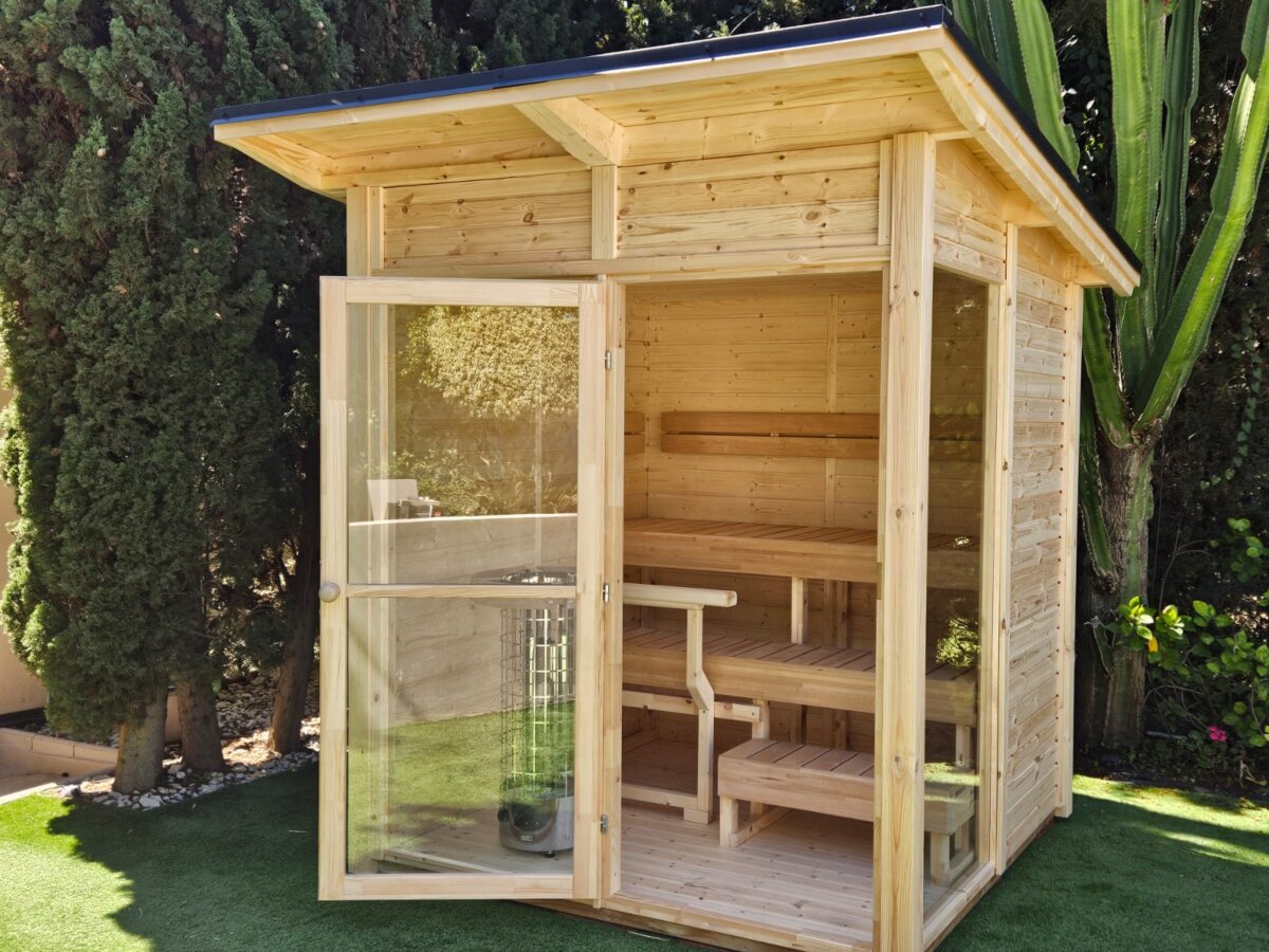Pequeña sauna de exterior 2x2m