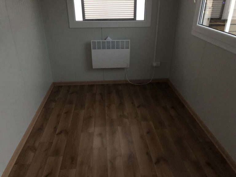 Contenedor de oficina de 5×2.20 con sanitarios