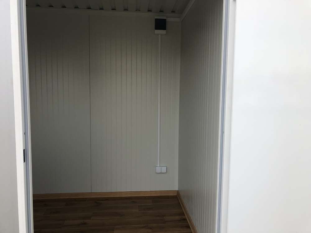 Contenedor de oficina de 5×2.20 con sanitarios