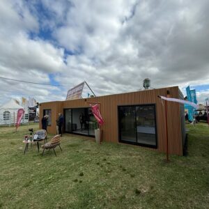 Dos 40 pies HC acoplados con prefabricado de 3,0 m x 0,7 m con un total de 65 m2